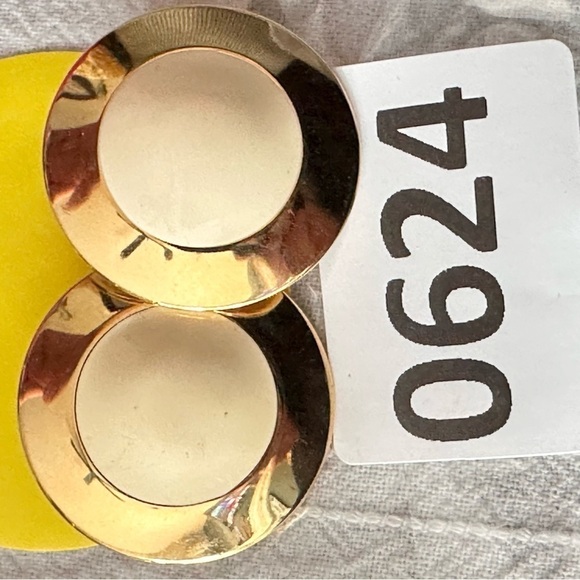 Vintage Monet Earrings Round Gold Tone & Cream Enamel Clip Ons 0624 Y - Picture 5 of 7